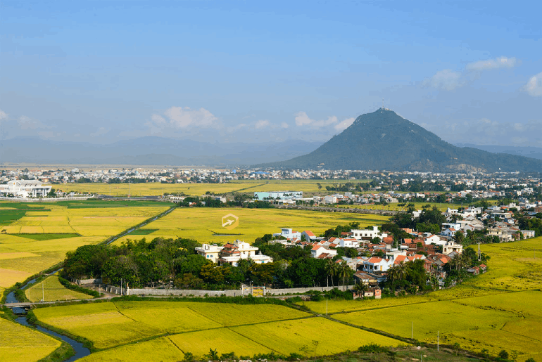 Núi Chóp Chài - "Ngọn núi trời đánh" ở Phú Yên