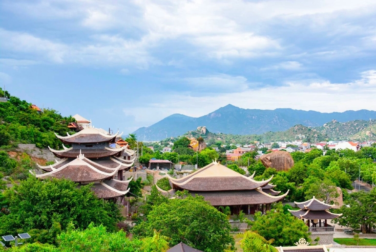 Tour du lịch Hành Hương 10 Chùa Miền Trung 3 ngày 3 đêm